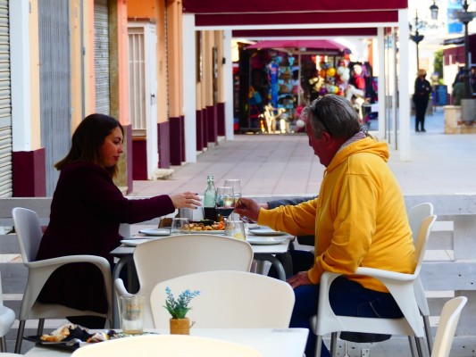 La caída de los contagios hace soñar a Los Alcázares (y cinco municipios más) con abrir por fin las terrazas