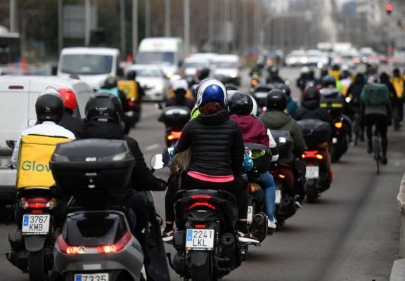 Centenares de repartidores se manifiestan en España contra la aprobación de la nueva 'Ley Rider' 