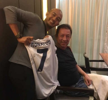 Peter Lim, junto a una camiseta de Cristiano Ronaldo
