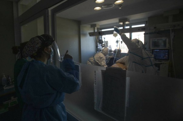 Cara y cruz de la covid en la Región: caída de los contagios (455), pero otro golpe con 29 muertes 