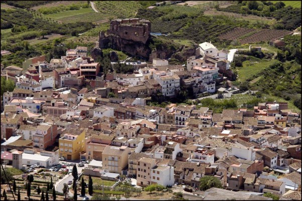 Castellnovo propone a Civicons para construir la nueva escuela en la ladera del castillo