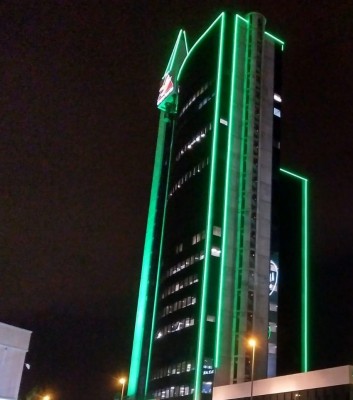 El edificio Urban Center conmemora el Día Mundial contra el cáncer iluminándose de color verde