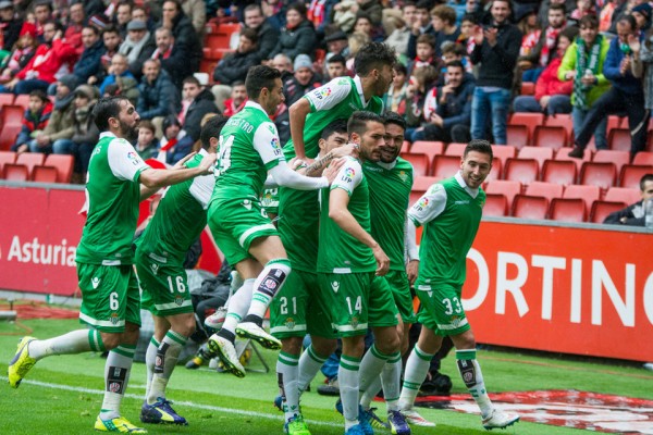 El Betis vuelve a ganar en el Villamarín e irá con buena ventaja a Gijón