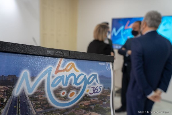 'La Manga 365' propone mejorar la movilidad con carriles reversibles o el uso de tecnologías para conocer el tráfico 