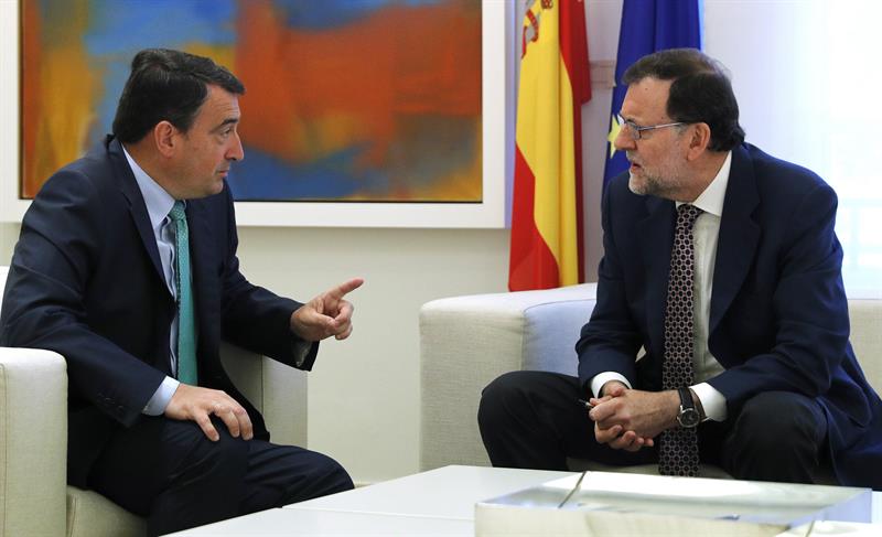 Rajoy conversa con Aitor Esteban, portavoz del PNV (Foto: EFE)  - 