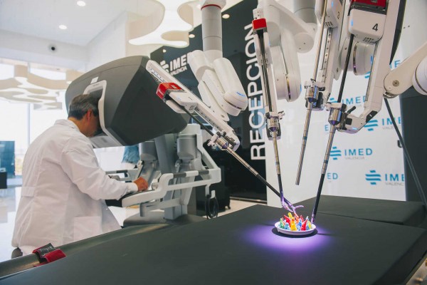 IMED Valencia incorpora el robot quirúrgico poco invasivo más avanzado del mundo
