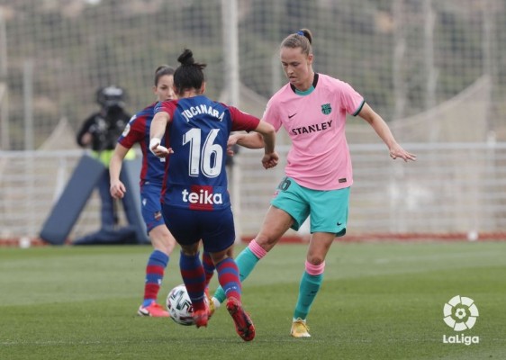 La racha del Levante frena ante el liderazgo del Barcelona