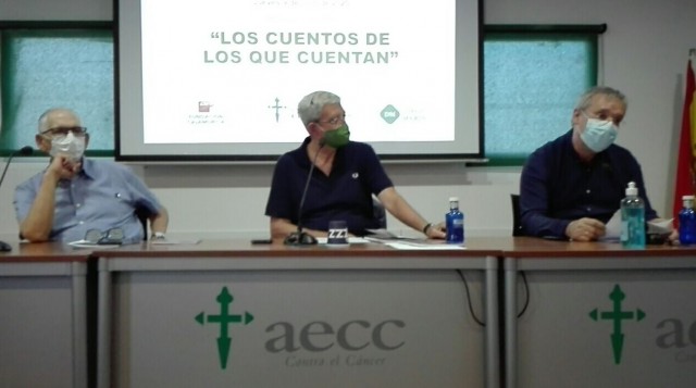 Cuando la escritura es terapia: Diego Marín reedita 'Los cuentos de los que cuentan', escritos por enfermos de cáncer