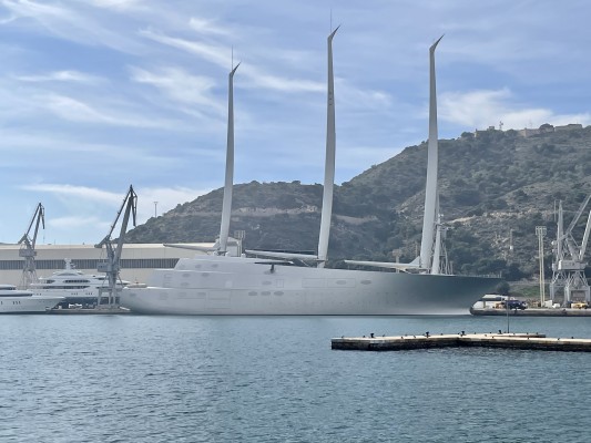 El megayate Sailing Yacht A, del millonario ruso Melnichenko, arriba a Cartagena para ser reparado