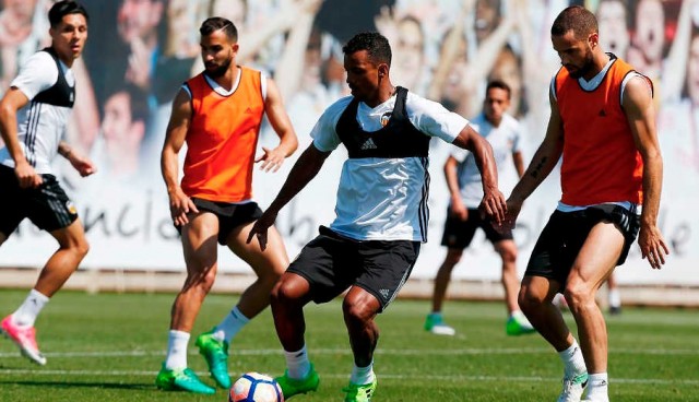 Diego Alves y Abdennour siguen sin entrenar con sus compañeros
