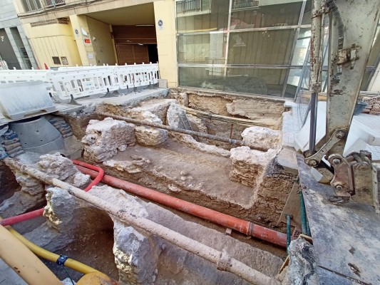 Las catas de Aigües d'Elx descubren lo que parece parte del entramado defensivo andalusí y dos aljibes