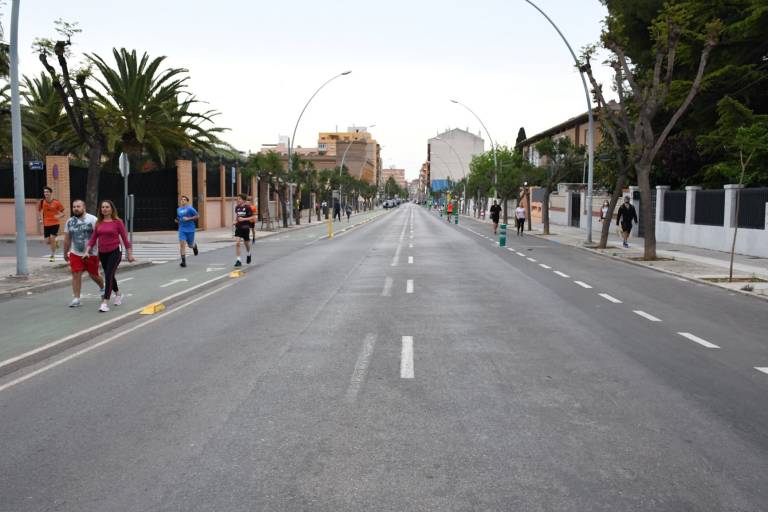 Vila-real peatonaliza el arcén sur de la calle Ermita para el paseo durante el cierre perimetral