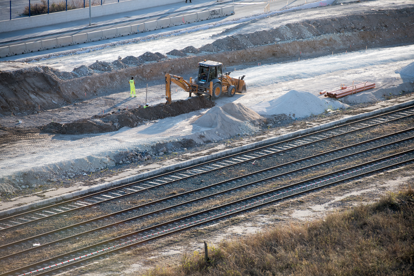 Las excavadoras, en el acondicionamiento de la playa de vías de la antigua estación de Murcia. Foto: RAFA MOLINA - 