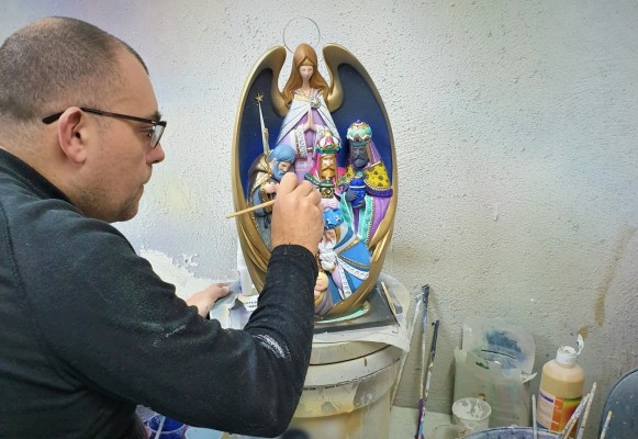 Rivales, no enemigos: un alicantino hizo el 'ninot' con el que el València C.F. obsequió al Elche 

