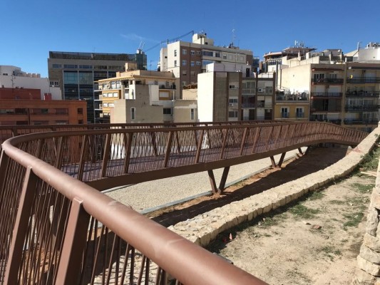 Alicante pone en servicio la nueva pasarela para facilitar el acceso a Santa Cruz
