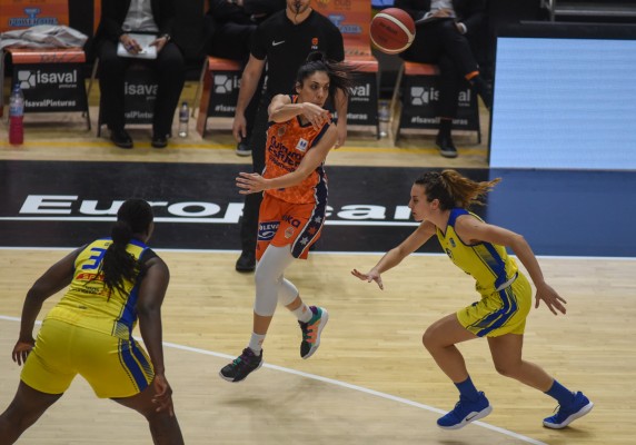 Ouviña, Juskaite y Carrera entrenan en cancha con el resto de la plantilla taronja confinada
