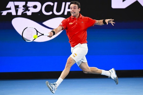 Roberto Bautista remonta ante De Miñaur, y España logra su primera victoria en la Copa ATP