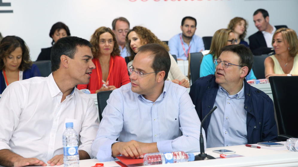 Pedro Sánchez junto a César Luena ante la mirada de Ximo Puig en una ejecutiva federal celebrada el pasado año - 