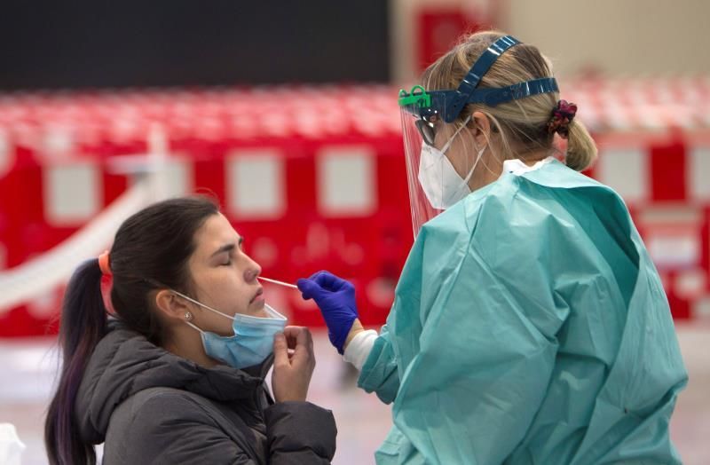 España notifica 79.686 nuevos casos y 762 muertes por covid-19, con la incidencia bajando hasta 865