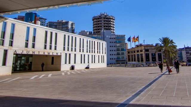 Benidorm se compromete con el Plan Resistir para inyectar 5,2 millones de euros a empresas