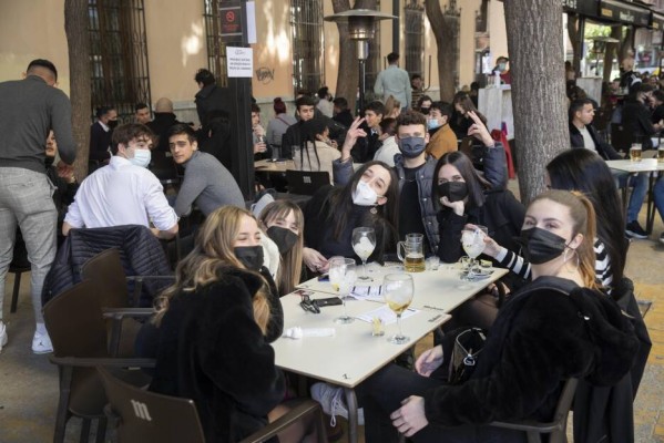 Las restricciones cortan la sangría: el apagón social reduce de 11 a 2 las posibles 'víctimas' de cada contagiado 