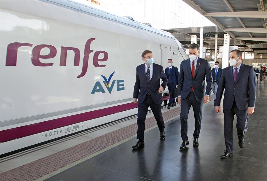 El presidente del Gobierno, Pedro Sánchez (c) junto al presidente de la Generalitat Valenciana, Ximo Puig (i) y al Ministro de Fomento, Jose Luis Ábalos, inauguran el servicio comercial de la nueva línea de tren de alta velocidad (AVE) entre Madrid,  - 