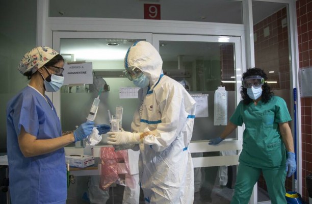 Los contagios bajan un 40% en la Región pero la covid golpea con otras 24 muertes en un día