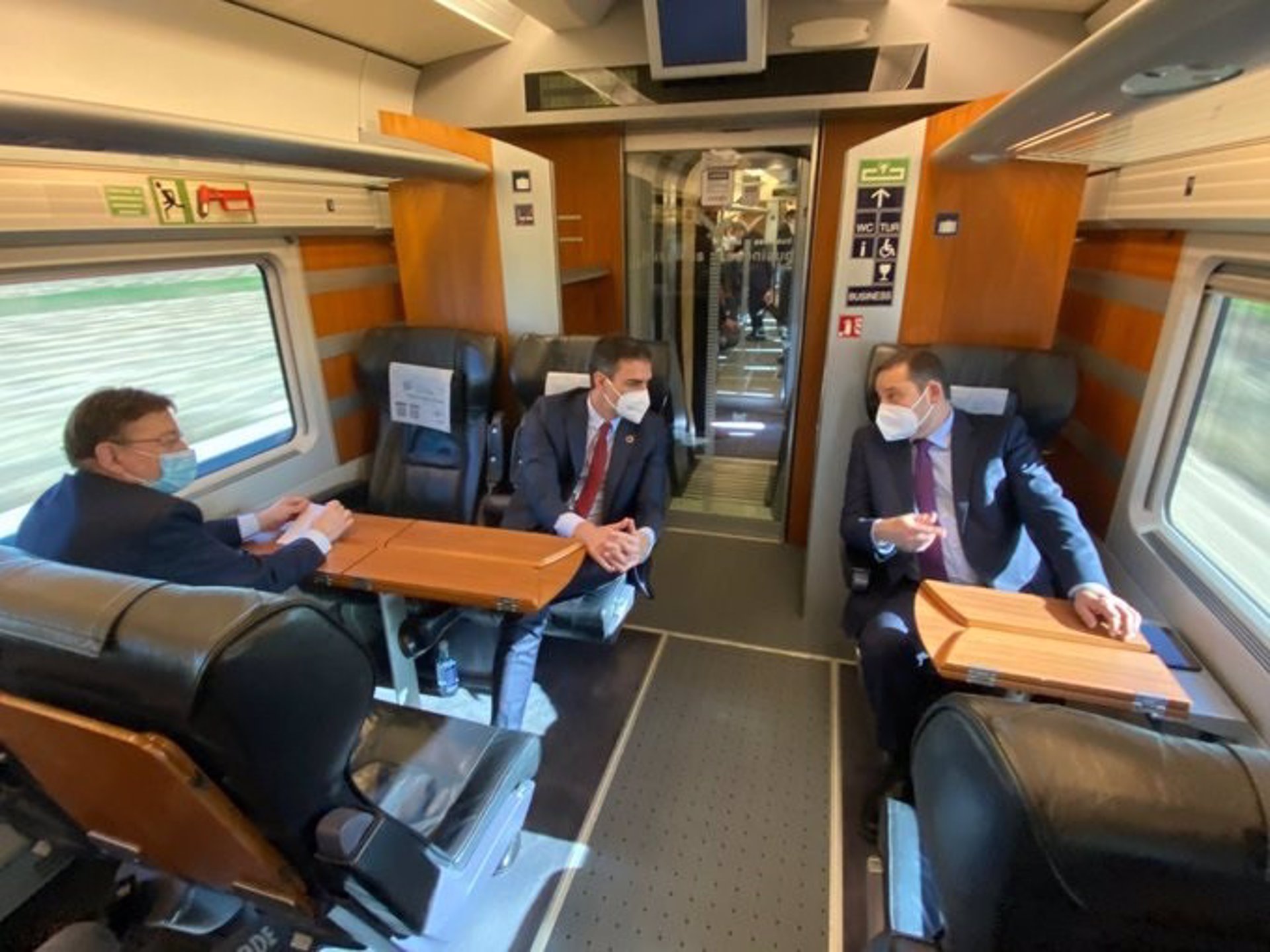 Puig, Sánchez y Ábalos, en la inauguración del AVE Madrid-Orihuela . Foto:@ABALOSMECO - 