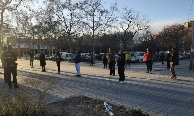 La Policía Local de València evita la concentración de una treintena de personas en unas pistas deportivas