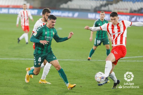 La pegada del Almería sacude a un Castellón serio y ordenado

