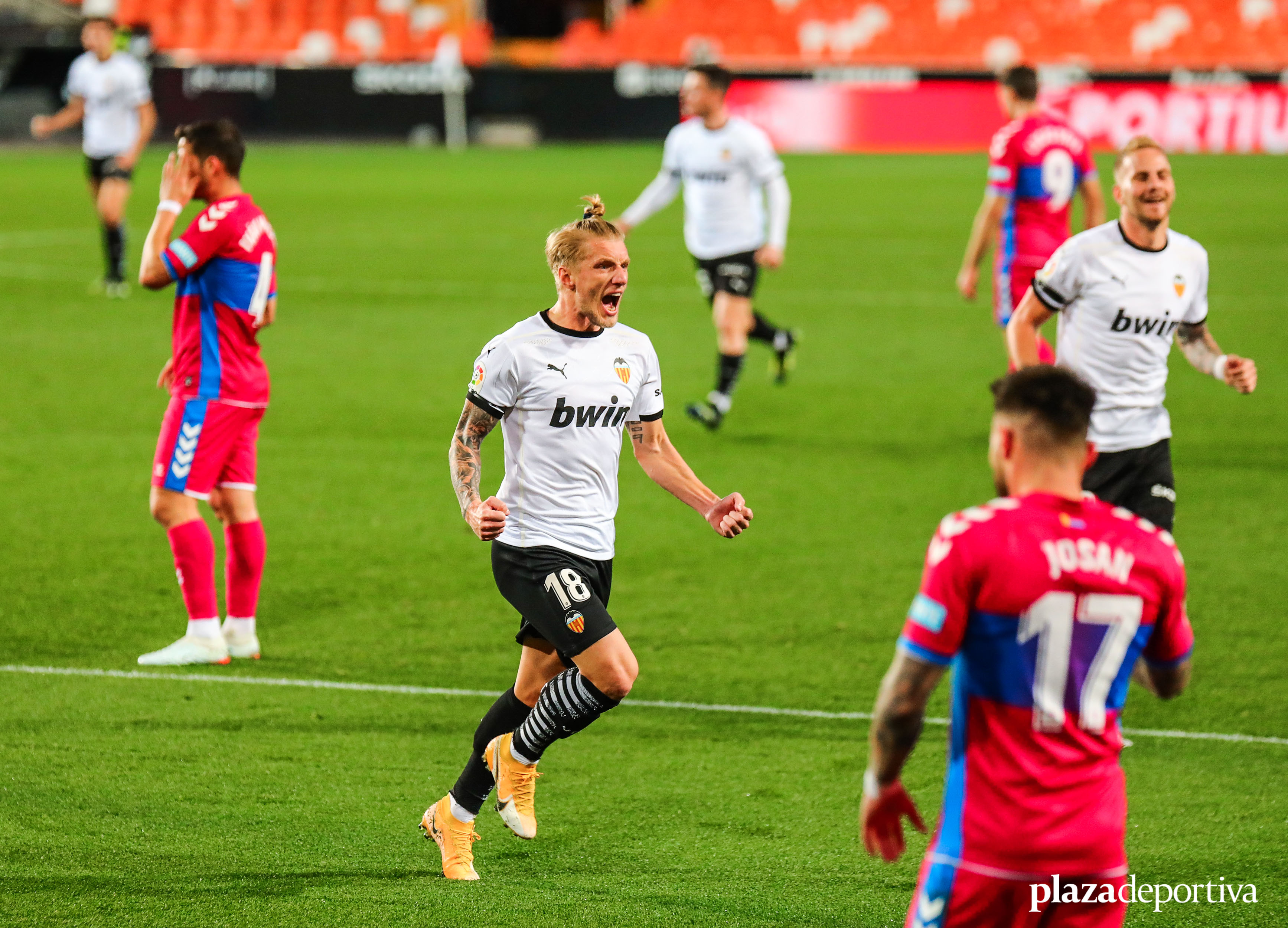 El oficio de Wass da aire al Valencia