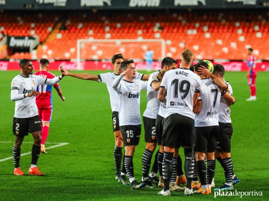 El Valencia sufre para ganar al Elche y alejarse del descenso