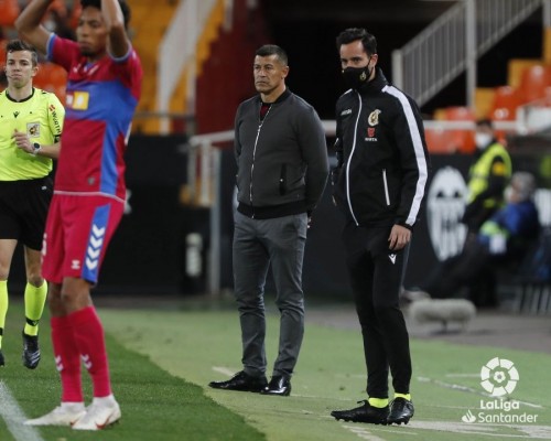 Almirón: “El equipo no está muerto” 