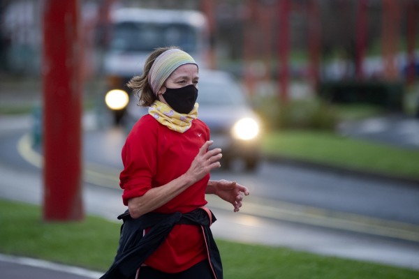 La mascarilla para hacer deporte en núcleos urbanos, solo obligatoria de 10 a 19 h
