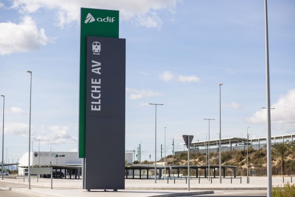 Los buses urbanos de Elche conectarán con la estación del AVE; la comarca con líneas de la Conselleria
