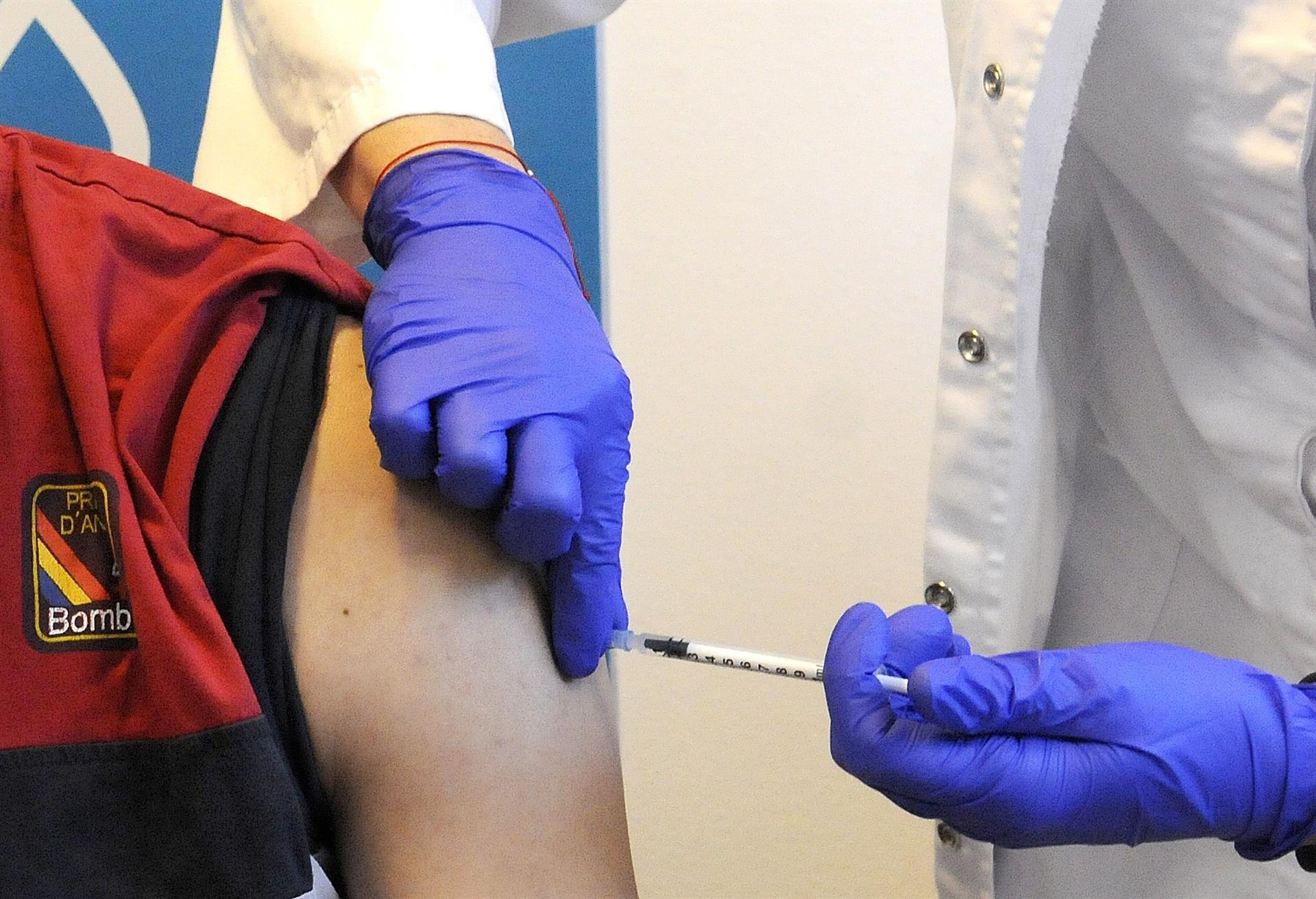 Las CCAA administran 78.571 dosis en 24 horas y más de 250.000 españoles están ya inmunizados