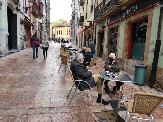 España notifica 38.118 nuevos casos y 513 muertes por covid, con la incidencia bajando hasta 886