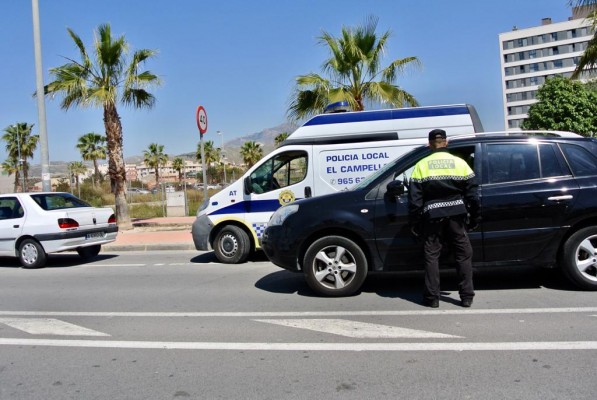 Guardia Civil y Policía Local controlan el acceso a El Campello debido al cierre de municipios vecinos