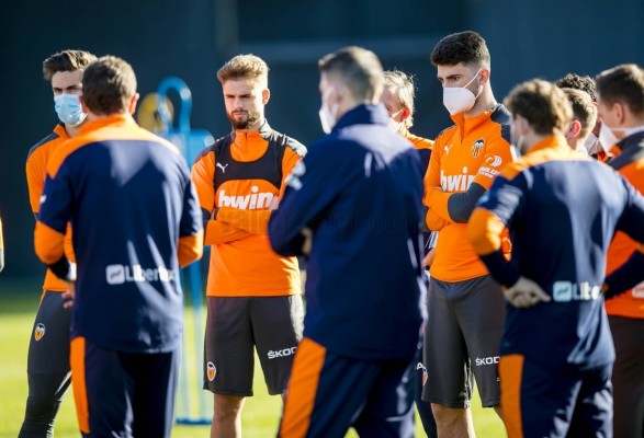El Valencia CF anuncia un nuevo positivo por covid-19 en el primer equipo