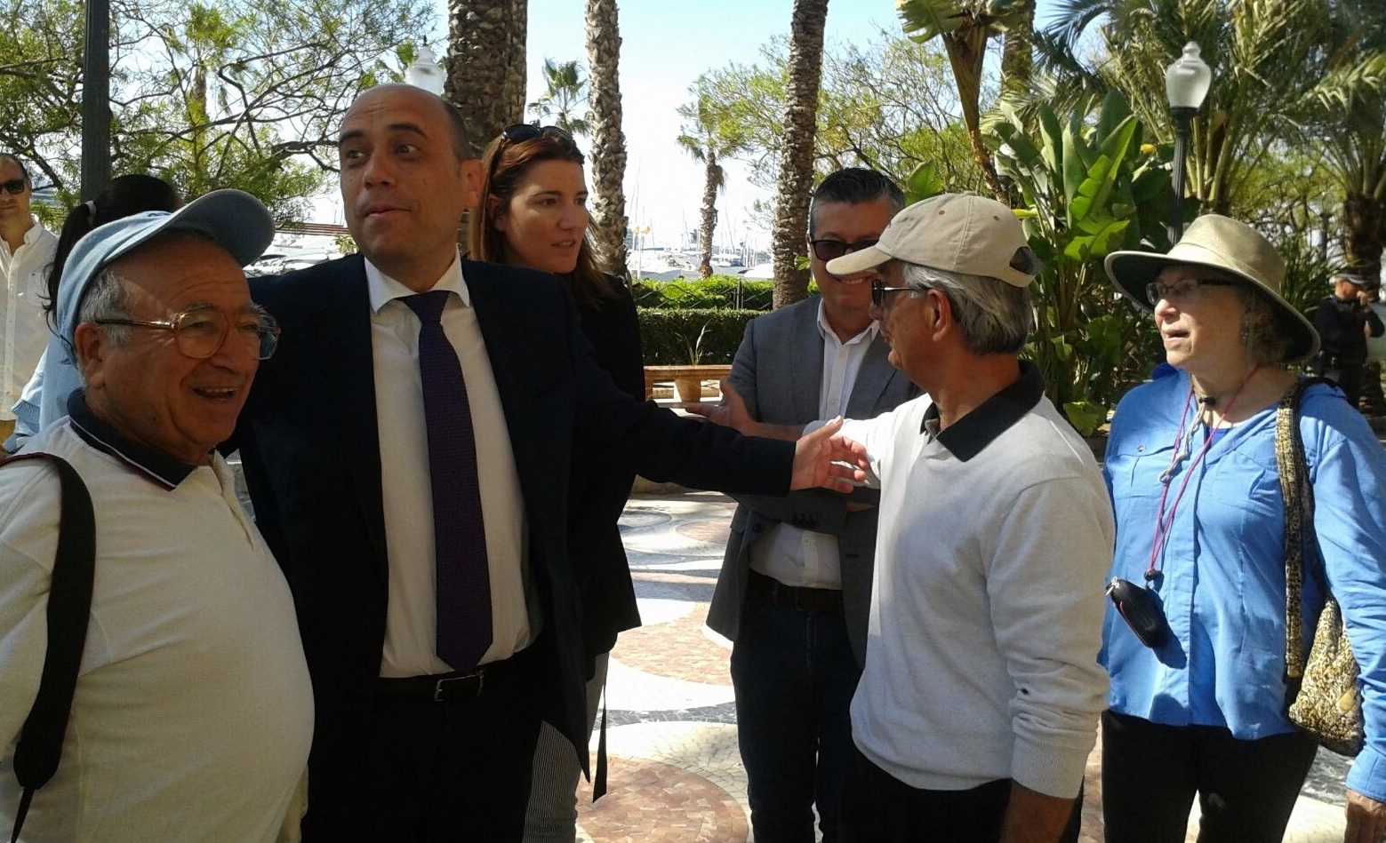 Echávarri este jueves con turistas llegados con los cruceros. Foto AP - 