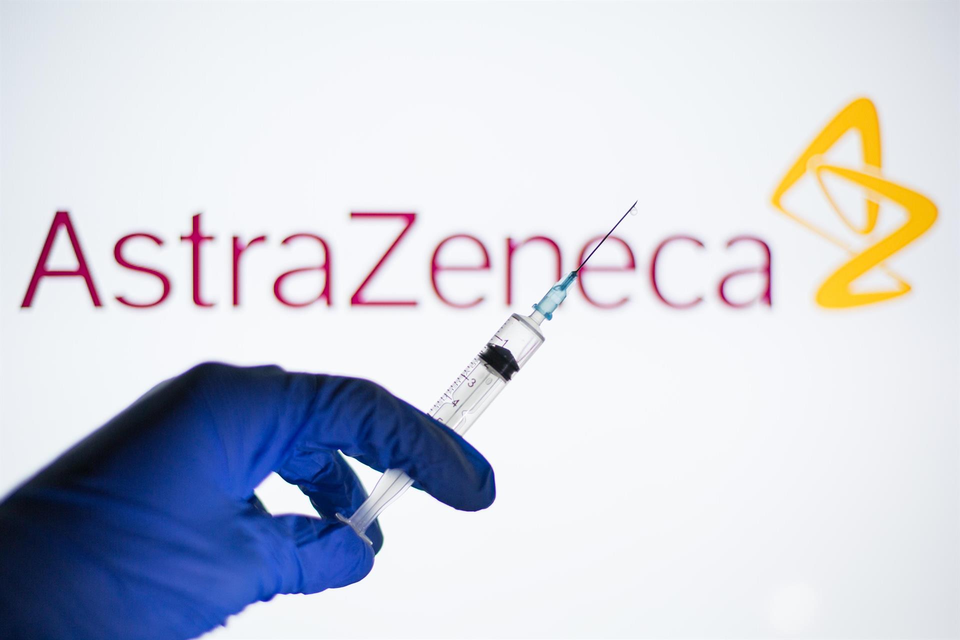 Bruselas exhorta a AstraZeneca a buscar soluciones para suministrar las dosis prometidas a la UE