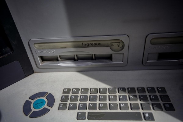 La Generalitat reduce los requisitos para instalar cajeros en pueblos y no será obligatorio el lector de libretas
