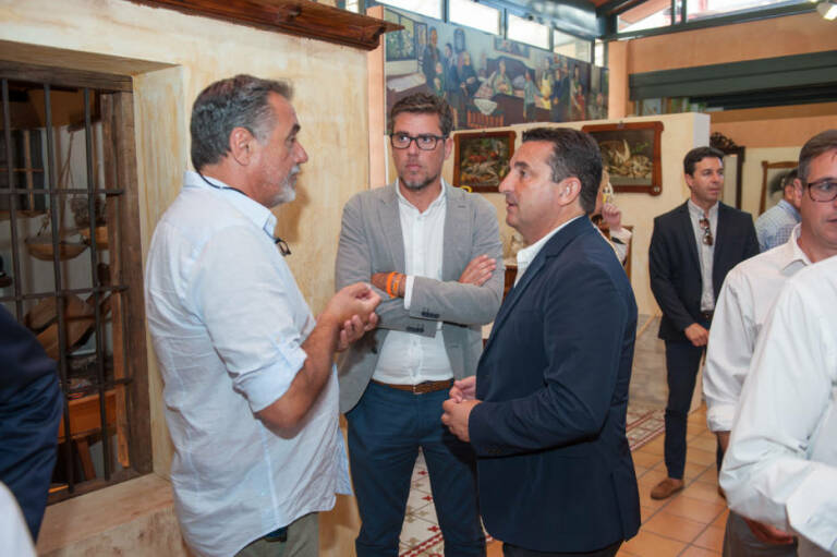  Bernabé Cano (derecha) dialoga con los dirigentes de Cs César Martínez y Javier Gutiérrez. Foto RAFA MOLINA   - 