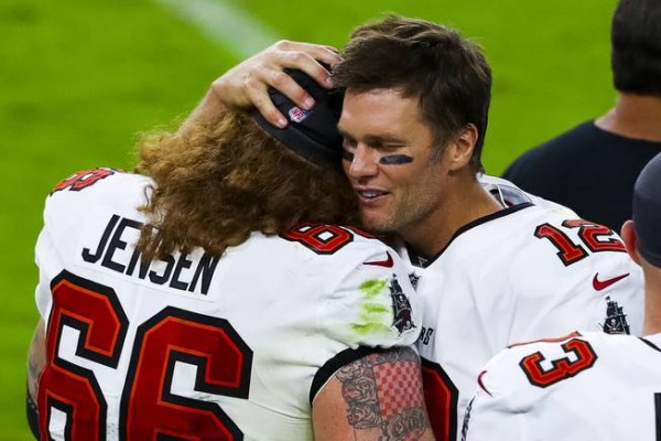 Tom Brady y el culo de Ryan Jensen