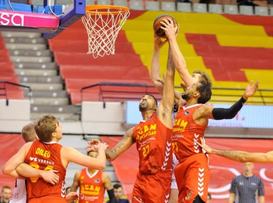 Lima, pívot del UCAM CB, primer jugador que lleva un micrófono en un partido de la Liga Endesa