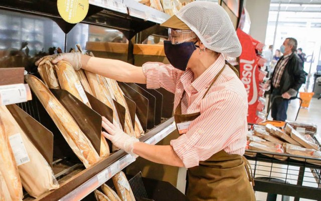Consum gratifica con una nueva ‘prima covid’ de 300 euros a      sus trabajadores y sube sus salarios