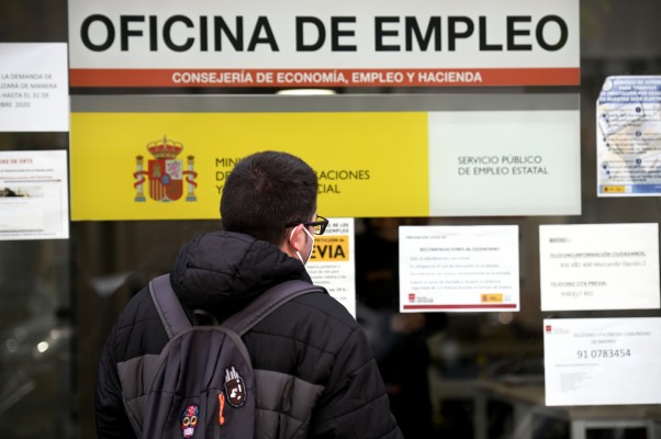 El 2020 deja 111.700 murcianos en el paro, 5.500 menos que en 2019... sin incluir a los 100.000 en ERTE