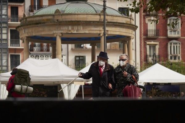 España notifica 40.285 nuevos casos y 492 muertes por covid, mientras la incidencia alcanza 900