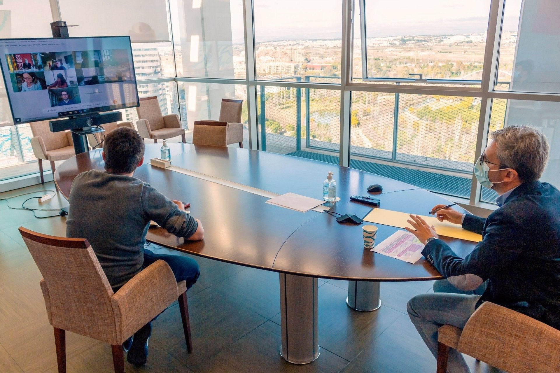 El conseller de Política Territorial, Obras Públicas y Movilidad, Arcadi España, en la reunión que ha mantenido con el secretario autonómico de Seguridad y Emergencias, José María Ángel. FOTO: GVA. - 