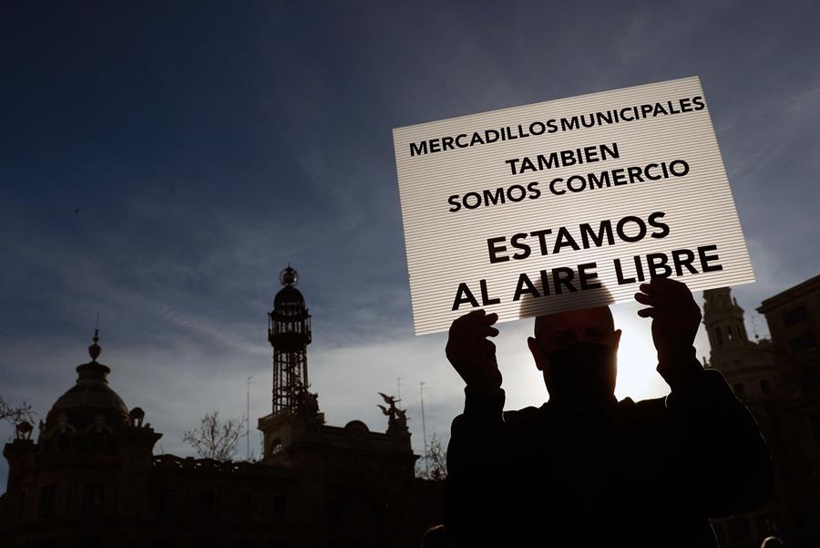 Los vendedores protestan por el cese de los mercadillos: 